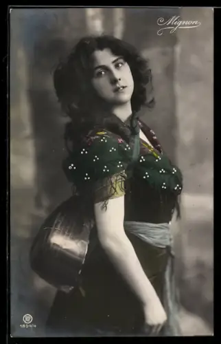 Künstler-AK Photochromie Nr. 1894/4: Junge Frau blickt nachdenklich über die Schulter, Mignon