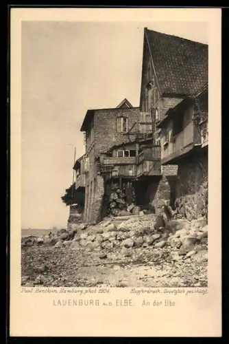 AK Lauenburg / Elbe, alte Häuser am Elbeufer