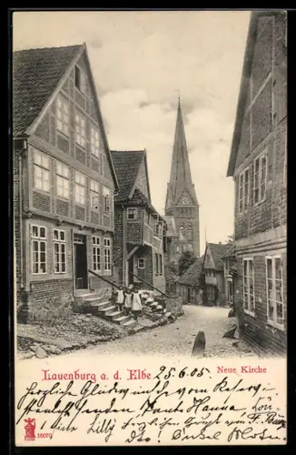 AK Lauenburg /Elbe, Neue Kirche mit Strasse, Haus mit Aussentreppe, Kindergruppe