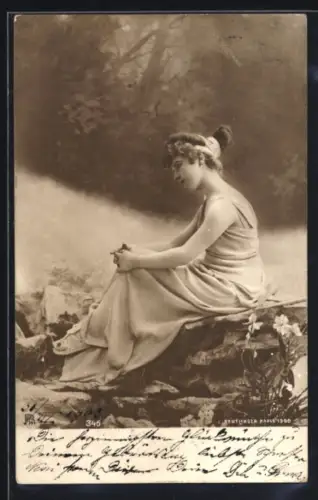 Foto-AK Atelier Reutlinger, Paris: Junge Dame auf einem Felsen in nebliger Landschaft