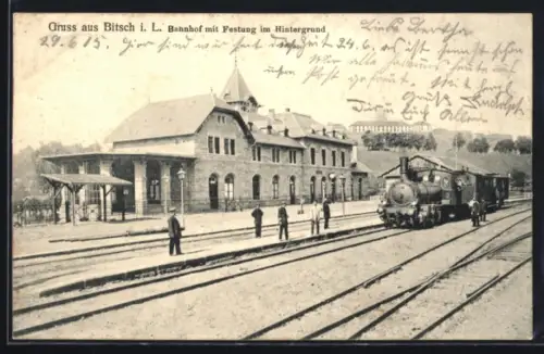 AK Bitsch i. L., Bahnhof mit Festung im Hintergrund