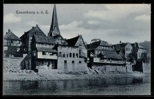 AK Lauenburg a. d. E., Häuser am Ufer mit Blick zur Kirche