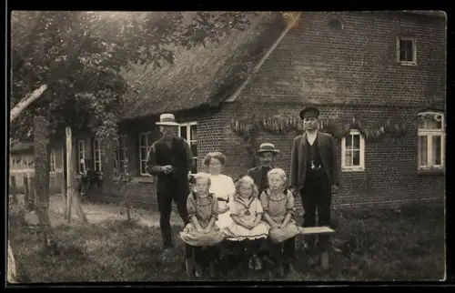 Foto-AK Talkau, Wohnhaus mit Reetdach und Familie im Vordergrund