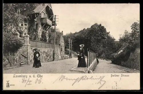 AK Lauenburg a. d. Elbe, Berliner Strasse mit Anwohnerinnen