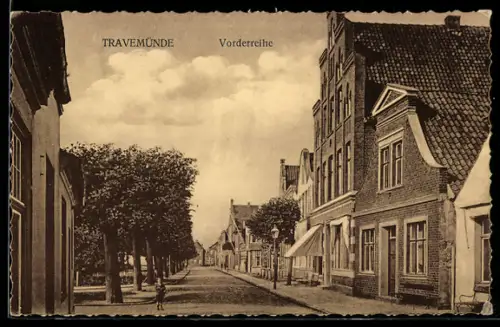 AK Travemünde, Strasse Vorderreihe mit Jungen