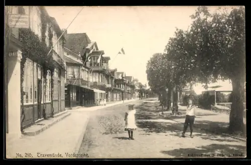 AK Travemünde, Strasse Vorderreihe mit Kindern