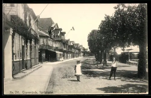 AK Travemünde, Strasse Vorderreihe mit Kindern