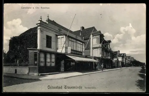 AK Travemünde, Ostseebad, Strasse Vorderreihe mit Konditorei von Chr. Buschow