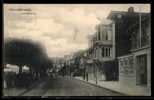 AK Travemünde, Strasse Vorderreihe mit Hotel de Russie