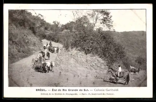 AK Colonie Garibaldi, Kutschen und Reiter auf einer Strasse