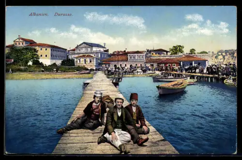 AK Durazzo, Albanier auf der Seebrücke