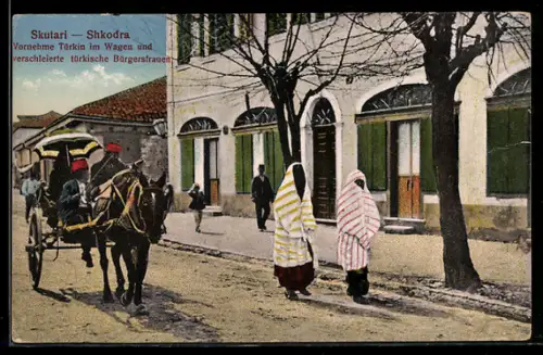 AK Shkodra, Vornehme Türkin im Wagen und verschleierte türkische Bürgersfrauen