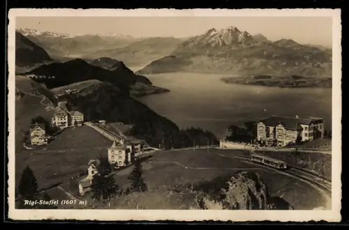 AK Rigi-Staffel, Bergbahn und kleiner Ort mit Bergpanorama