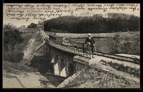 AK Augustusburg /Erzgeb., Brücke der Drahtseilbahn mit Wanderer, Bergbahn