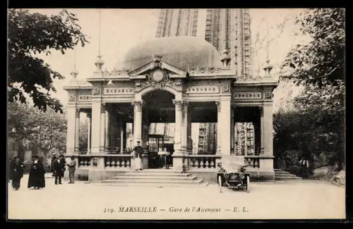 AK Marseille, Ascenceur de Notre-Dame de la Garde, Auto vorm Bergbahn-Bahnhof
