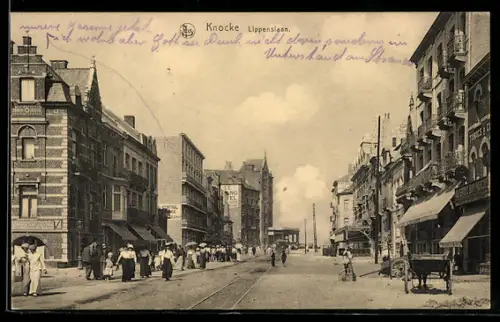 AK Knokke, Lippenslaan, Strassenpartie mit Blick zum Grand Hotel
