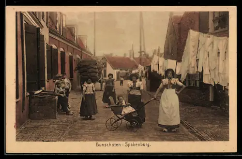 AK Bunschoten-Spakenburg, Strassenpartie mit Einwohnerinnen, Kinderwagen