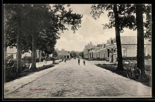AK Buitenpost, Strassenpartie, mit Säulenportal, Kindergruppe, Fahrrad