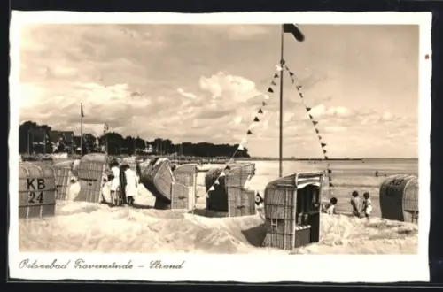 AK Travemünde, Strand mit Strandkörben, flagge