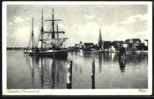 AK Travemünde, Hafen und Stadtsilhouette mit Kirche