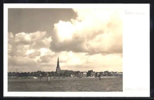 AK Travemünde, Stadtansicht mit Kirche und Hafen