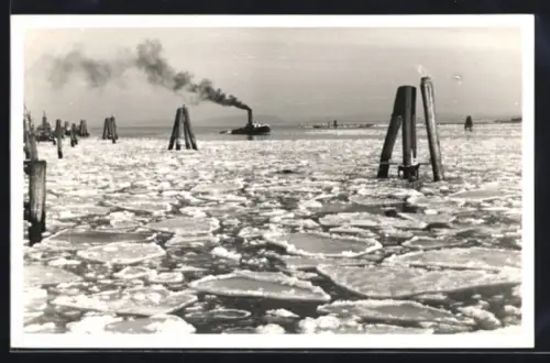 Foto-AK Travemünde, Dampfschiff im Eis auf der Trave