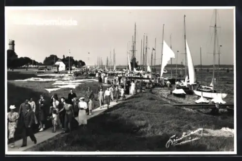 AK Travemünde, Spaziergänger am Hafen und Segelboote