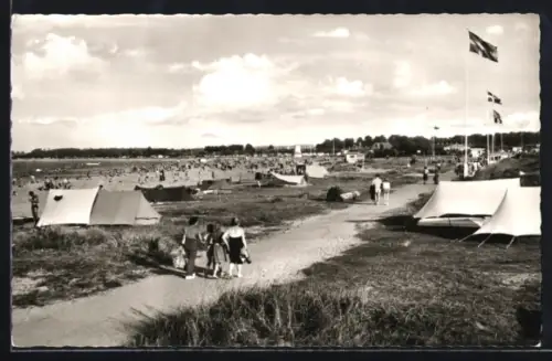AK Travemünde, Priwall-Strand mit Zeltplatz, Badegäste auf der Promenade