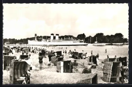 AK Travemünde-Priwall, Strand mit Strandkörben und Passagierschiff
