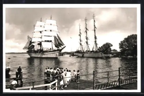 AK Travemünde, Ostseebad, Schulschiff im Hafen