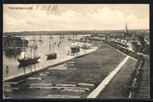 AK Travemünde a. d. Ostsee, Stadtansicht mit Schiffen im Hafen