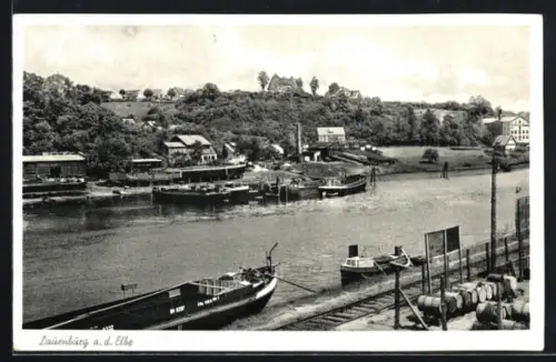 AK Lauenburg a. d. Elbe, Hafenansicht mit Schiffen und Uferbebauung