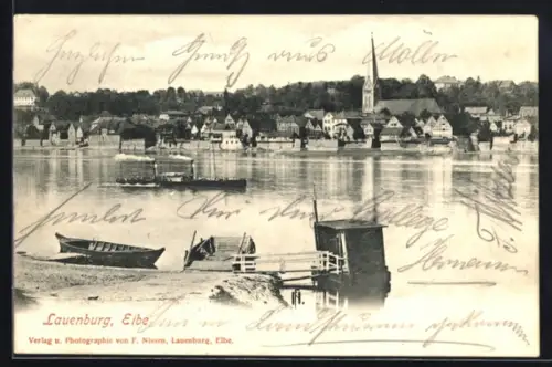 AK Lauenburg /Elbe, Ortsansicht mit Kirche und Booten am Ufer