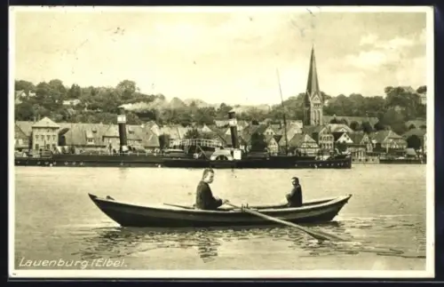 AK Lauenburg /Elbe, Stadtansicht mit Kirche und Ruderboot auf der Elbe