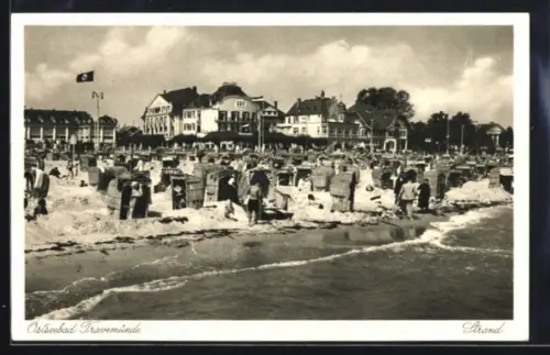 AK Travemünde, Strand, dicht gestellte Strandkörbe