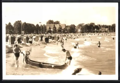 AK Travemünde, Strand mit Badegästen und Strandkörben