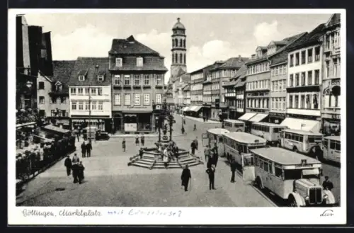AK Göttingen, Marktplatz mit Brunnen und Haltestelle der Autobusse