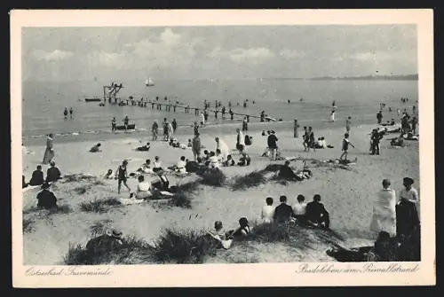 AK Travemünde, Ostseebad, Urlauber am Priwallstrand, Landungssteg