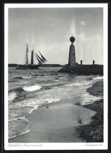 AK Travemünde, Nordermole mit Bake, einlaufendes Zweimast-Segelschiff