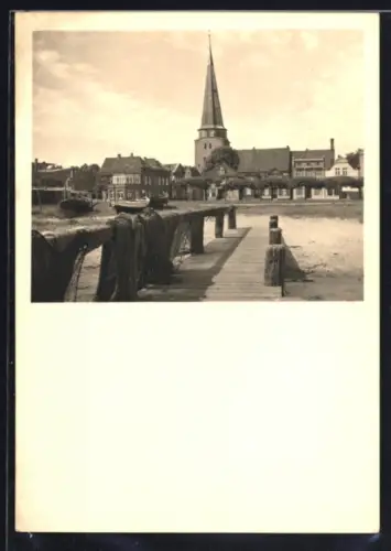 Foto-AK Travemünde, Partie am Strand mit Blick auf die Kirche, und Wohnhäuser, Fischerboote am Strand