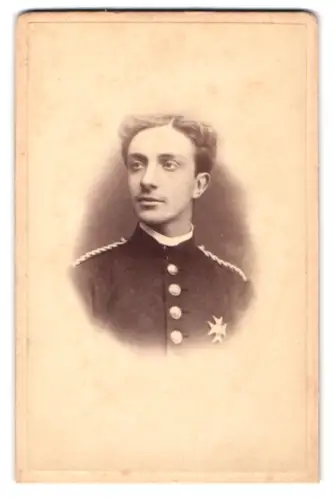 Fotografie D. Schnitzer, Berlin, Neue Königs-Strasse 75, König Alfons XIII. von Spanien in Uniform mit Orden