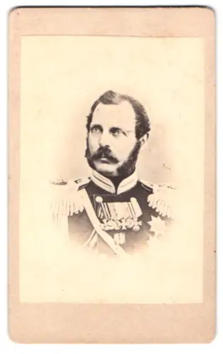 Fotografie Zar Alexander II. von Russland in Uniform mit grosser Ordensspange und Ehrenzeichen