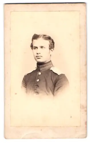 Fotografie A. Hahn, Berlin, Lindenstr. 17, junger Garde-Kadett in Uniform
