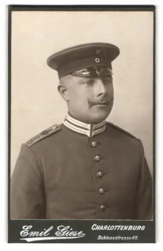 Fotografie Emil Giese, Charlottenburg, Schlossstrasse 68, Garde-Gefreiter der Eisenbahntruppen in Uniform m. Schirmmütze