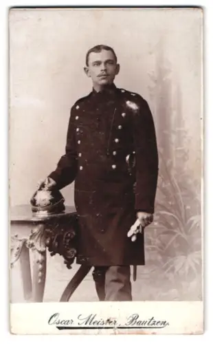 Fotografie Oscar Meister, Bautzen, Seminarstrasse 6, Offizier der sächs. Polizei in Uniform mit Pickelhaube und Säbel