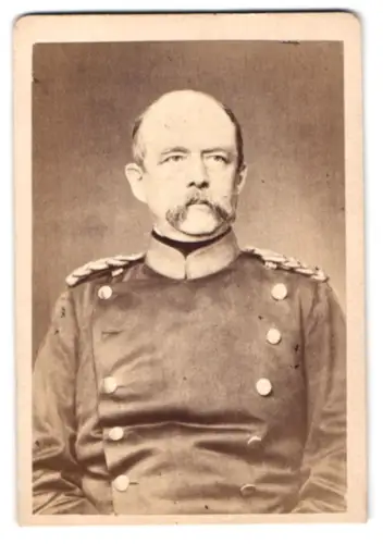 Fotografie Fürst Otto von Bismarck im Uniform-Überrock der Kürassiere