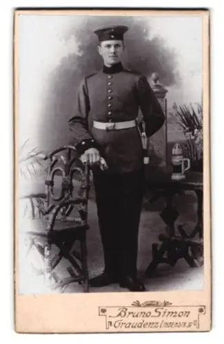 Fotografie Bruno Simon, Graudenz, Lindenstr. 32, Soldat in Uniform mit Krätzchen und Bajonett