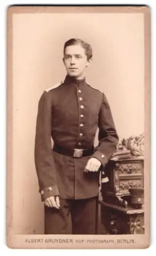 Fotografie Albert Grundner, Berlin, Leipziger-Strasse 47, Paul von Gilsa als Garde-Kadett in Uniform mit Bajonett, 1889