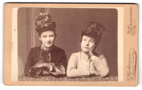 Fotografie G. Hartmann, Magdeburg, Lüneburgerstr. 2, Zwei jungen Damen mit eleganten Hüten und Handschuhen