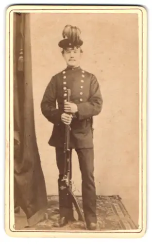 Fotografie Gebr. Bamberg, Harzgerode a. Harz, Schütze in Uniform mit Schirmmütze und Gewehr